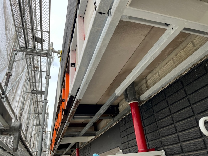 マンション 外壁塗装工事のご依頼:通路鉄骨組を下地処理・錆止め塗装|神奈川県藤沢市