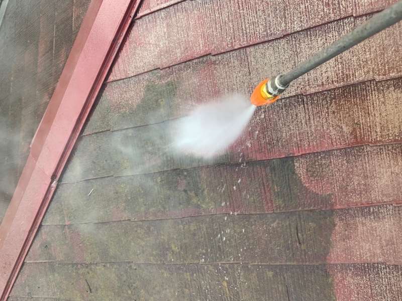 屋根の洗浄作業。軒樋に泥が溜まっていたため、一緒に清掃しました!|神奈川県小田原市