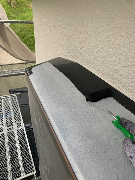 霧よけの中塗りと上塗りを行いました。鉄部は錆びる前の塗装が大切です!|神奈川県小田原市