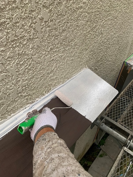 神奈川県小田原市|鉄部は錆止めが大事!霧よけと玄関ひさしの下地処理・下塗り