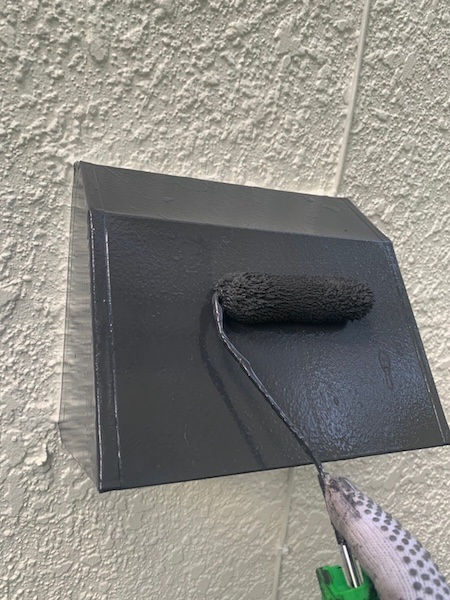 神奈川県小田原市|屋外フードを塗装しました!ケレン・錆止め塗装・上塗りまでをレポート