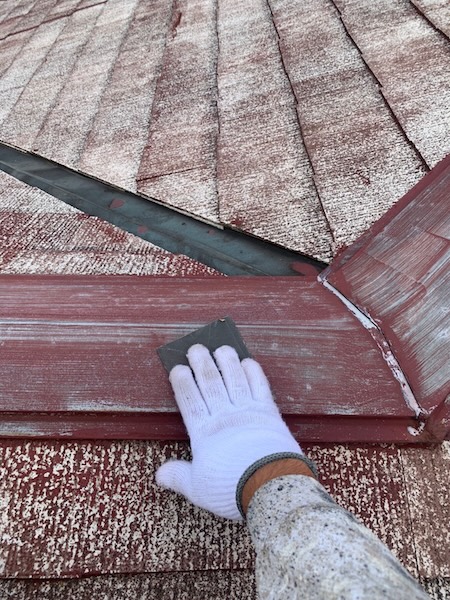 神奈川県小田原市|スレート屋根 棟板金の下地処理 ケレン作業を行いました!