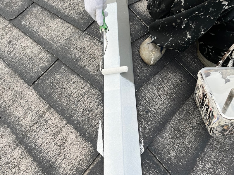 神奈川県川崎市|スレート屋根の洗浄作業と棟板金の下地処理・下塗りを行いました!